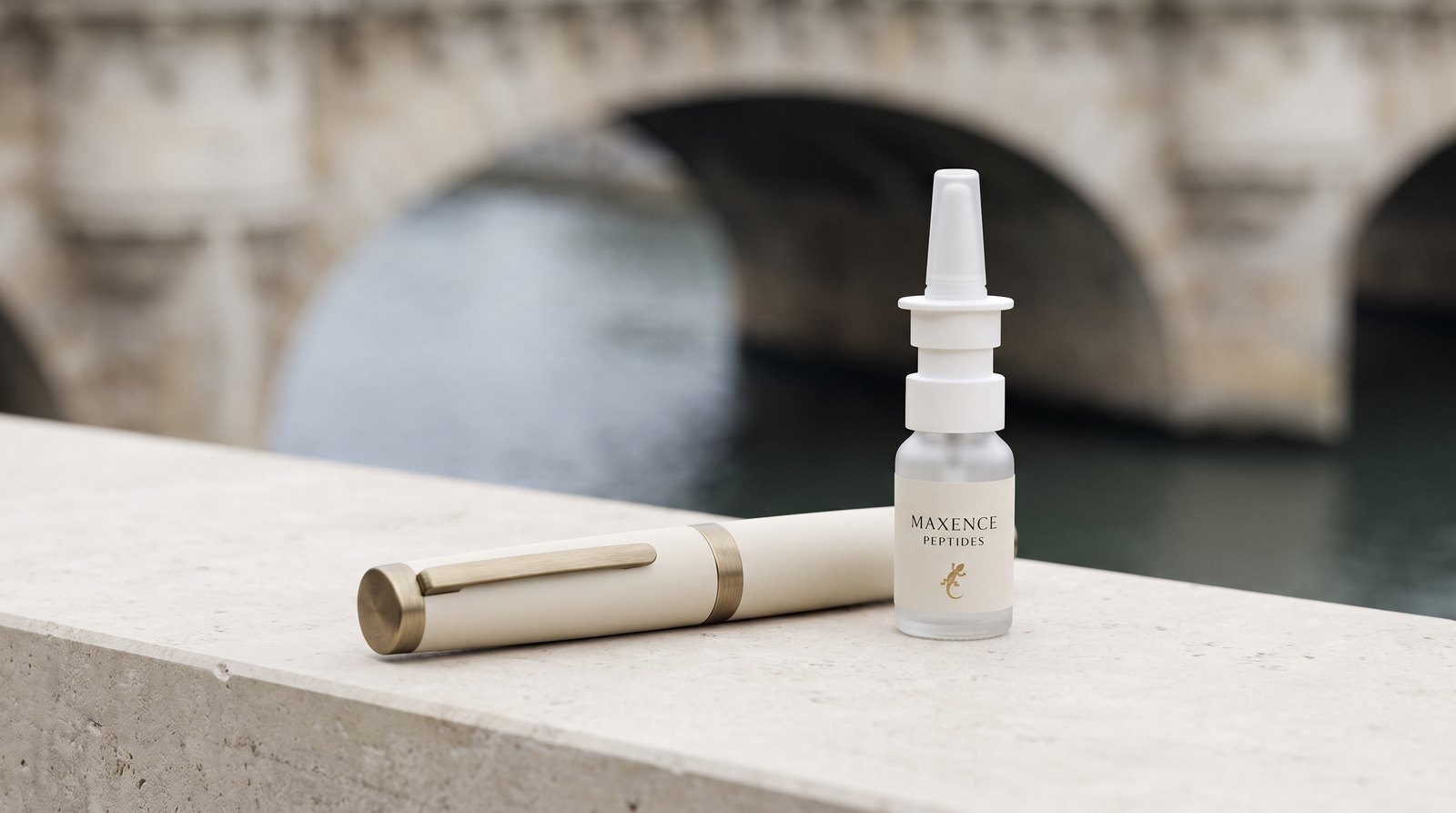 Stylo prêt à doser et spray intranasal Maxence Peptides sur la pierre, sous l'arche du pont